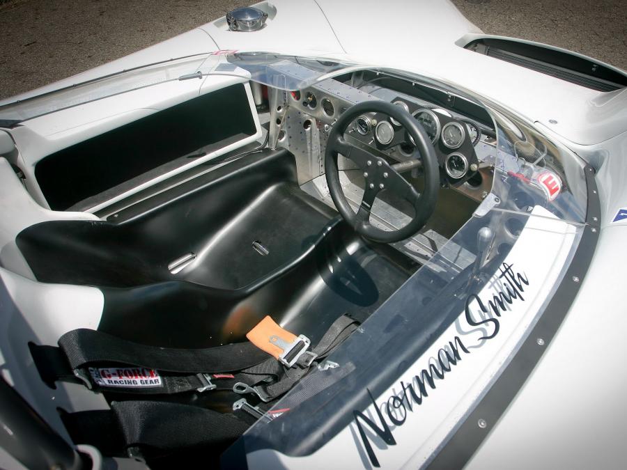 Интерьер Lola T70 Spyder (Mk II) 1966 года  (фото 5 из 21)